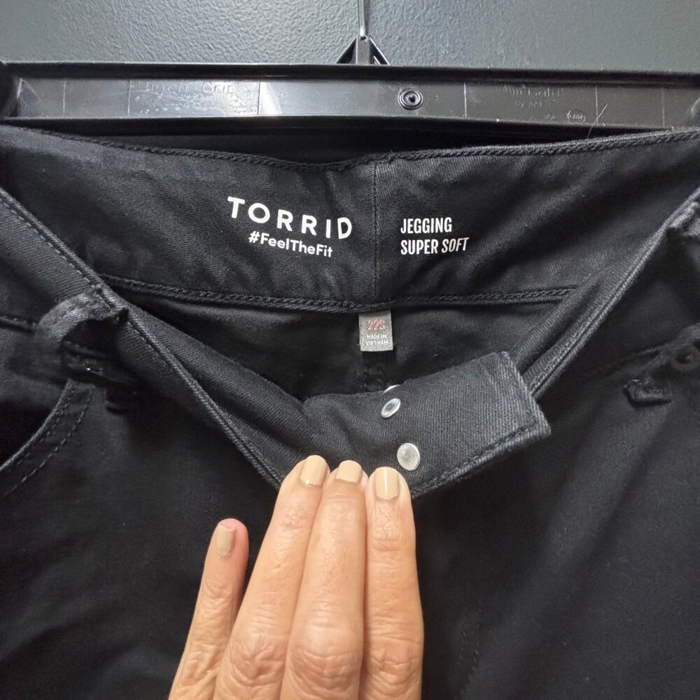 TORRID Black Jeans Super Soft Jegging 22W SHORT NWOT - Picture 3 of 4
